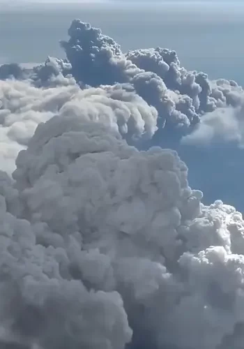 Piloto capta desde el aire la magnitud de los incendios forestales en Canadá